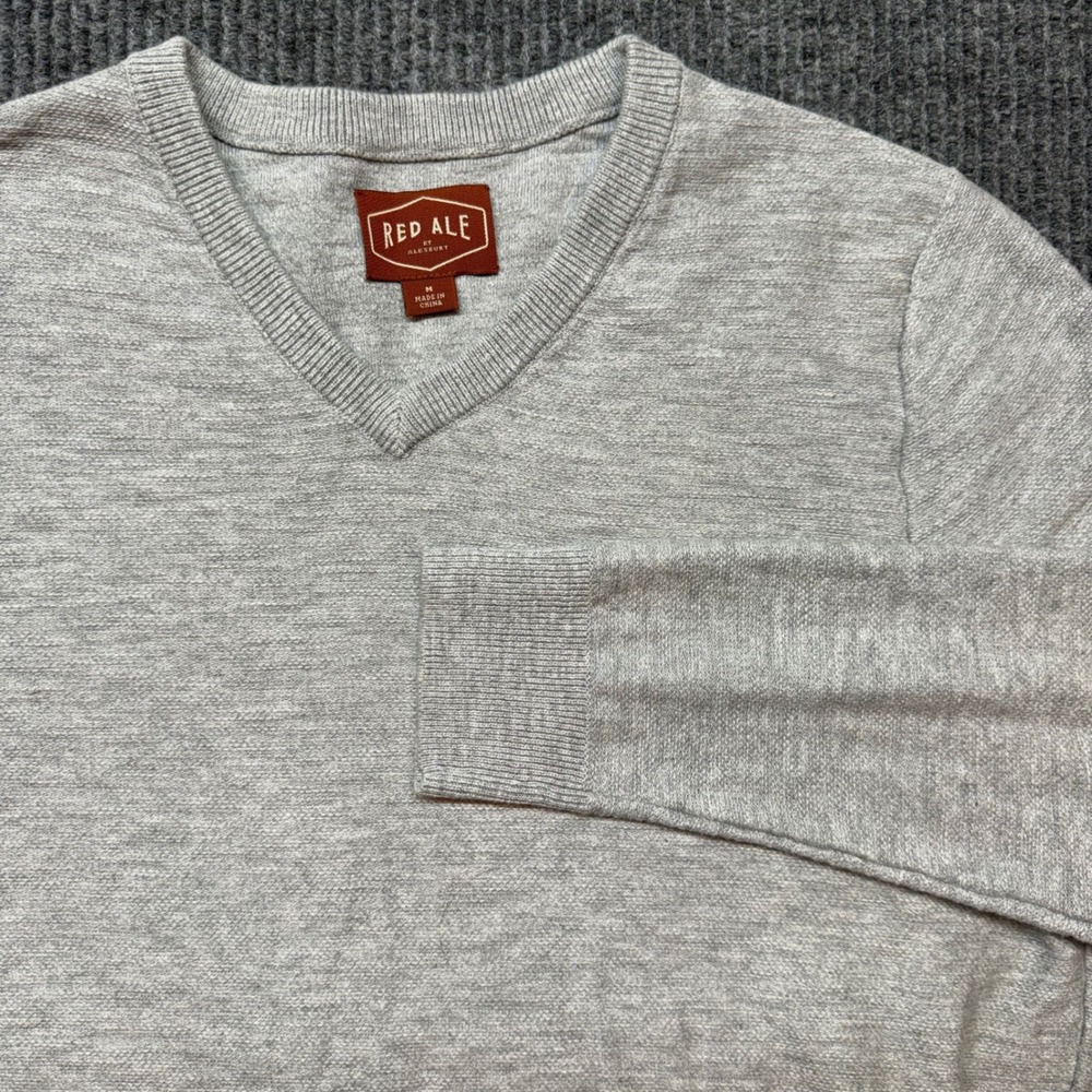 Red Ale by Alesbury Mens Medium Light Gray V-Neck Cotton Sweater Classic